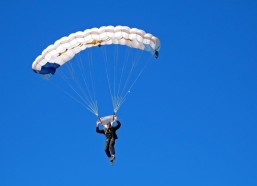 海星tv_杰伦·布朗坦言卫冕压力引发脱发 赛场强硬作风依旧如初