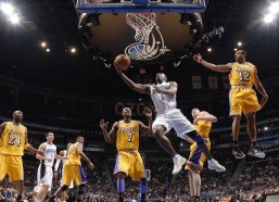 海星体育直播：阿门·汤普森全能表现闪耀赛场，15分9篮板7助攻助火箭力克勇士