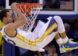 海星直播_绿茵场双星闪耀，国际米兰惊天逆转六球横扫，巴黎圣日耳曼绝杀一击重登榜首