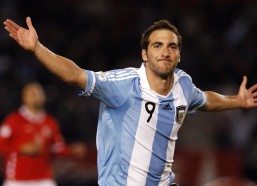 【海星tv官网】梅西印度行第三站抵达孟买 开球仪式前手持国旗合影引轰动