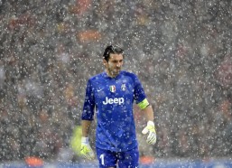 海星直播_篮球巨星造犯规技术对比，SGA单打显神通，东契奇带球展绝技，库里风格探究