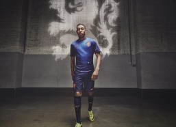 海星体育_利物浦进攻哑火惹争议，斯洛特战术变革难掩锋线缺陷